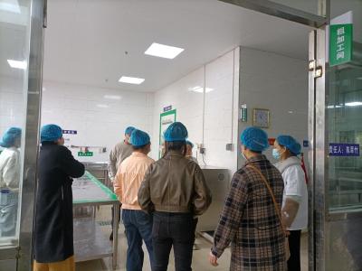 筑牢食安防线 共筑安心食堂——梁子湖高中举行食堂开放日活动