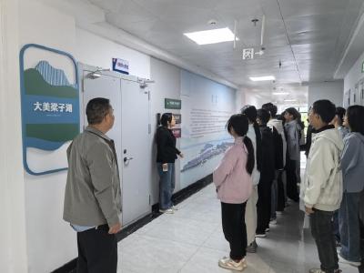 追寻红色足迹 感悟家乡底蕴——沼山中学师生走进梁子湖区档案馆红色教育基地