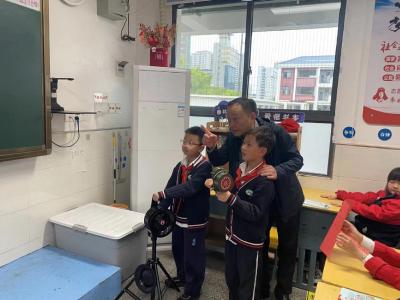 国防教育润童心 守护安全伴成长——市新民街小学开展国家安全普法宣传活动