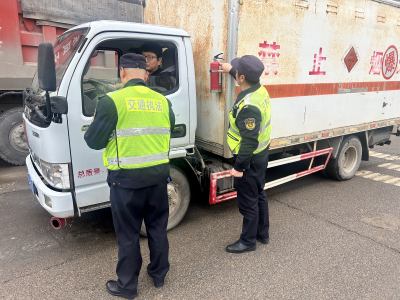 严查烟花爆竹非法运输 筑牢节日安全防线