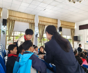 税法食安进校园 趣味竞赛伴成长——华容镇东部教联体实验小学开展“认识税法·守护食安”主题知识讲座