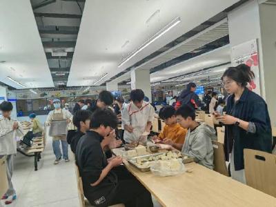 以劳润心 食育同行——武汉新城未来学校开展亲子包水饺家校共育活动