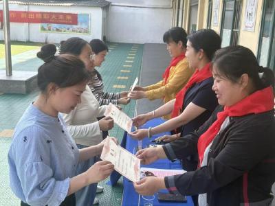 高举队旗跟党走 做新时代好少年——葛店二小举行2026年少先队新队员入队仪式