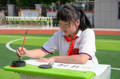 稚笔书古韵 童心颂中华——市东方红小学教联体第二届“千人万字”书法比赛墨香满园