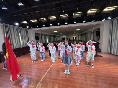 队旗飘飘跟党走 红星闪闪耀童心——市西山小学举行2026年一年级分批入队仪式