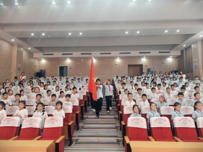 高举队旗跟党走 做新时代好少年——葛店实验小学举行新队员入队仪式