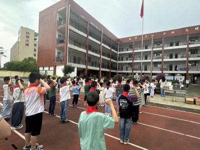 高举队旗跟党走 做新时代好少年——葛店经开区姚湖小学一二年级新队员光荣入队