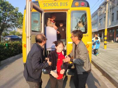 以排查筑安全 以演练强防护——华容镇实验小学开展校车跟车及学生逃生演练活动