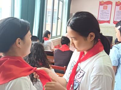 华容镇周汤小学举行少先队中队辅导员聘任仪式