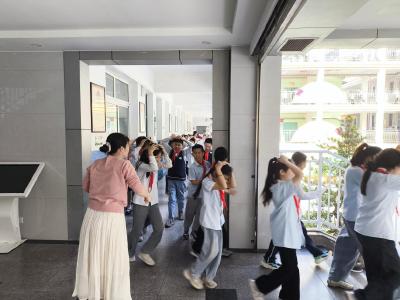 人人讲安全个个会应急 提高防灾减灾救灾能力——市新民街小学教联体开展2026年“5·12防灾减灾日”防震应急疏散演练