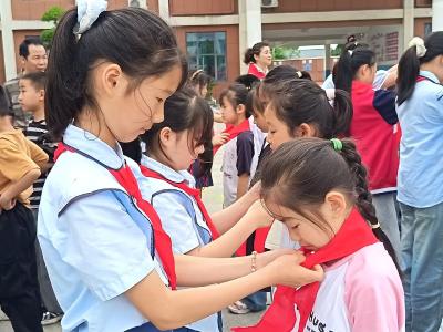 高举队旗跟党走 做新时代好少年——华容镇周汤小学举行少先队新队员入队仪式