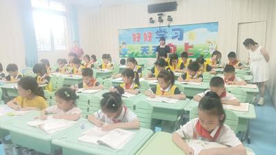 葛店经开区三王小学举办硬笔书法比赛