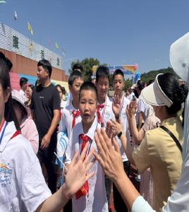 致六载韶华 赴山海征程 逐光启新程——庙岭镇红莲湖第一小学教联体2026届六年级毕业典礼圆满举行