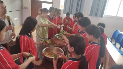 粽叶飘香迎端午 童心传承中华情——花湖镇华山小学开展端午节主题实践活动