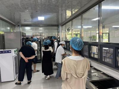 家校携手 “味”爱同行 ——沼山镇李铁铺学校开展食堂开放日活动