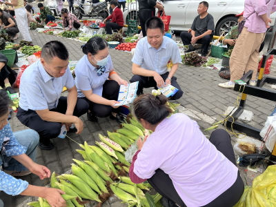 菜篮边上的金融课——鄂州农商银行鄂城区支行金融宣传走进菜市场