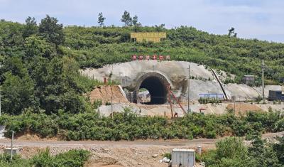 花湖国际机场铁路联络线贯通首座隧道