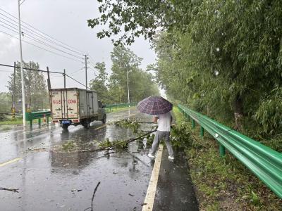闻汛逆行守乡村 实干担当护民安