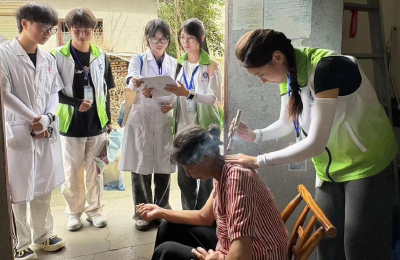 展馆搬下乡 药香润乡土  长江职院“三下乡”把中医药博物馆“搬”进山村课堂