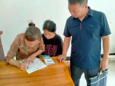 燕矶中学“敲门行动”共护学生暑期安全