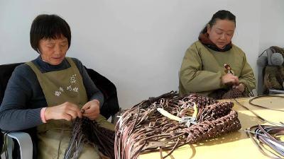 恩施鹤峰：指尖非遗焕新机 传统编织“编”通国际市场