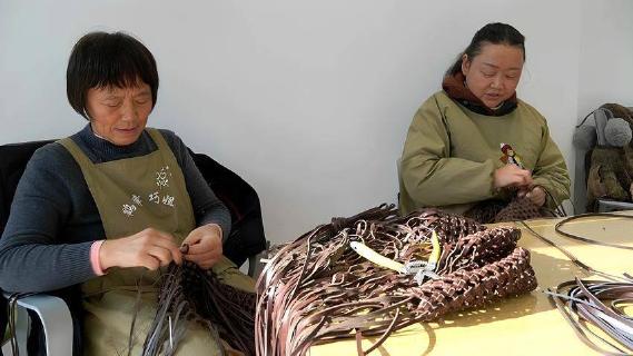 恩施鹤峰：指尖非遗焕新机 传统编织“编”通国际市场