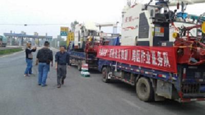 中国农谷(荆门)跨区作业服务队出征西南收割油菜