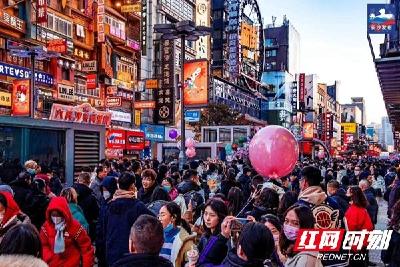 奋进的春天丨大力实施扩大内需战略
