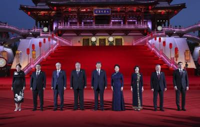 习近平和彭丽媛为出席中国－中亚峰会的中亚国家元首夫妇举行欢迎仪式和欢迎宴会并共同观看演出