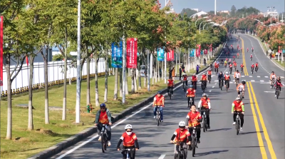 近千名自行车运动员和骑行爱好者漳河岸畔点燃秋日激情