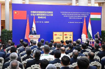 习近平同塔吉克斯坦总统拉赫蒙共同出席中方援塔议会大楼和政府大楼落成仪式
