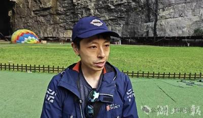 看了湖北利川土家族歌舞，非洲记者说也想上台一起跳