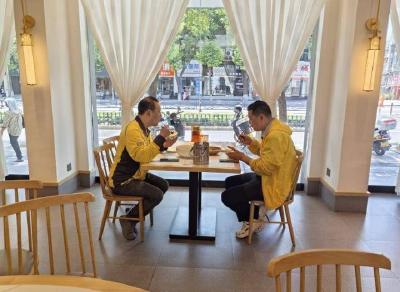 锲而不舍落实中央八项规定精神丨宜都年轻干部换位体验 外卖小哥迎来暖“新”驿站