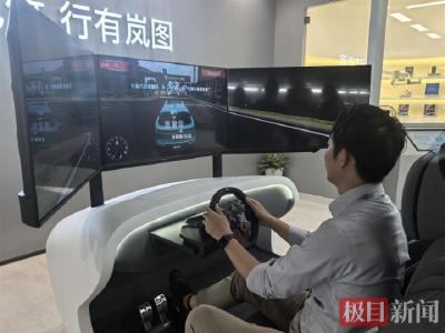 “第一次试乘无人汽车，感觉非常棒！”日韩嘉宾直呼“好厉害”