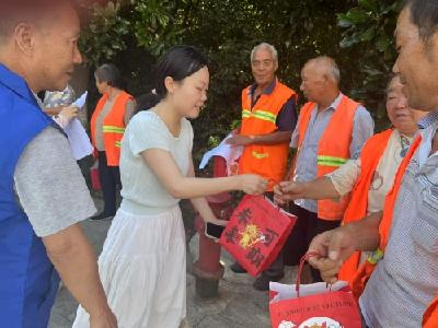 ​屈家岭“夏日送清凉”，为户外劳动者撑起“遮阳伞”