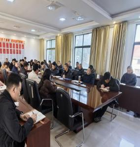 干群同心战冰雪 除雪保畅暖民心