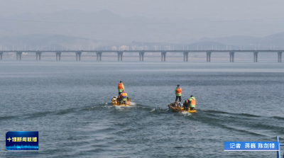 新春走基层丨父子携手清漂 守护生态家园