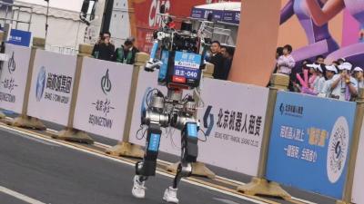 武汉“夜航星”亮相北京人形机器人半马：21公里零摔倒、零失误！