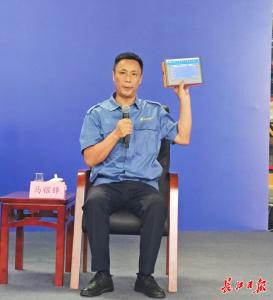 一把电筒，16年微光：这位“动车医生”凭什么站上国新办讲台？