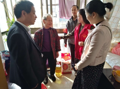 多彩活动陪老人欢度重阳节