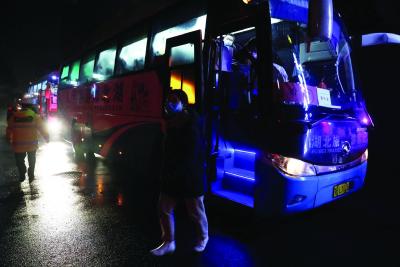 精锐之师 星夜驰援 — 钟南山团队和江苏医疗支援队先后抵达大冶市