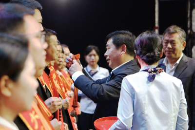 从榜样身上汲取奋进力量 大冶市庆祝“五一”国际劳动节劳模表彰大会侧记