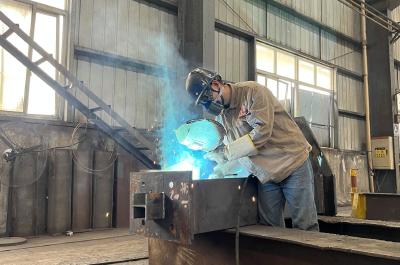 【五一我在岗】焊工坚守一线 发出闪耀光芒