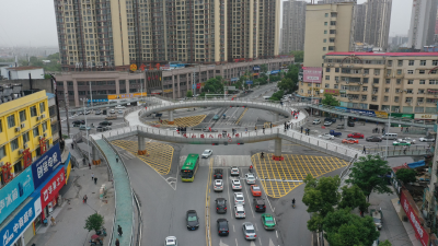 观山路人行天桥正式建成通行