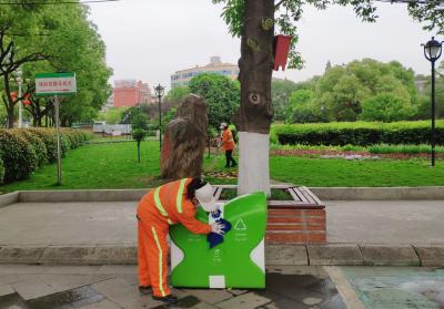 环卫工人坚守岗位 用行动守护城市洁净