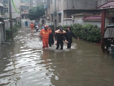 暴雨突袭 积水中民警背起受困群众