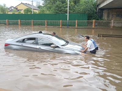 【快讯】小车被淹两人受困 副市长路过下水施救