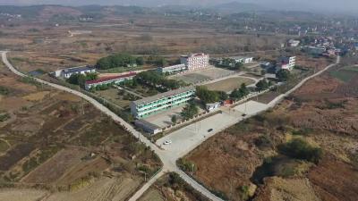 乐正国 扎根乡土育新苗