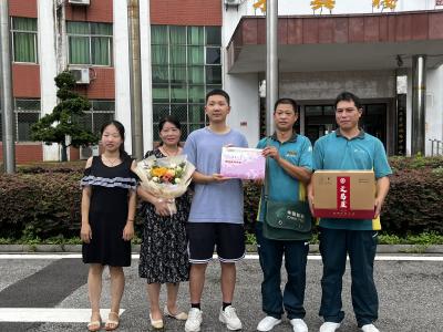 我市今年首张清华大学录取通知书送达