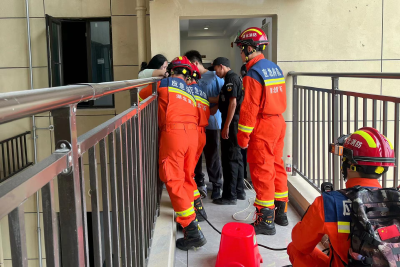 小女孩被困16楼护栏外三小时 消防救援人员紧急营救脱险